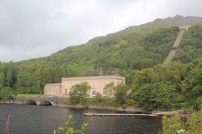 Haga click para ver la imagen ampliada power plant on a loch - scotland.jpg